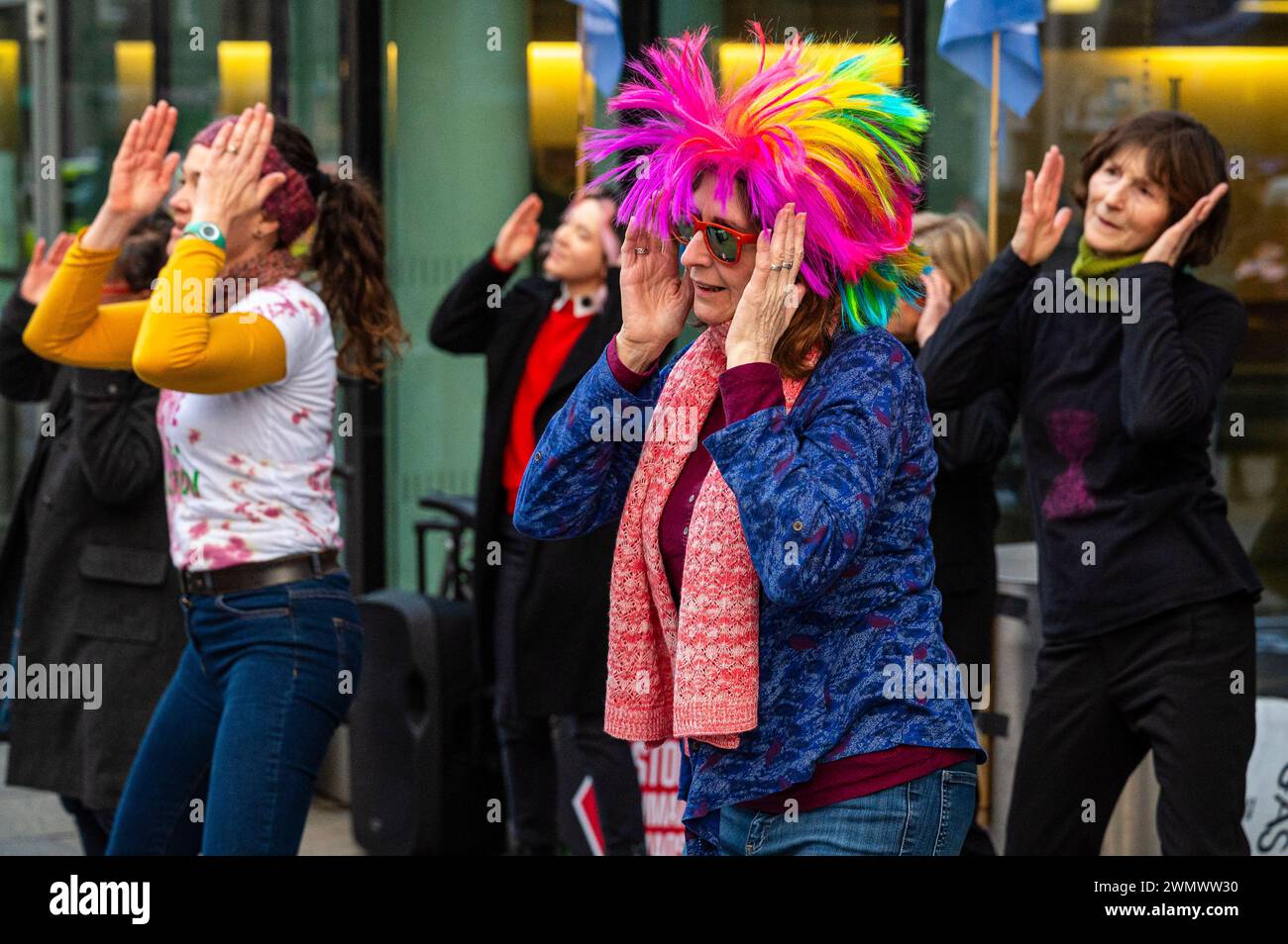 Gli attivisti per il clima della Extinction Rebellion Scotland, cedono Lothian e Global Justice Now Scotland organizzano una protesta di danza al di fuori della conferenza Pensions and Lifetime Savings Association di Edimburgo per evidenziare i modelli di rischio climatico viziati dai fondi pensione e per chiedere ai fondi di smettere di investire nei combustibili fossili. Credito: Euan Cherry Foto Stock