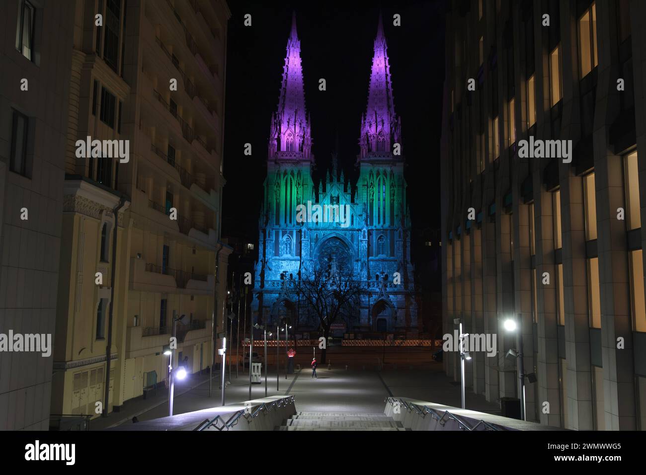 KIEV, UCRAINA - 27 FEBBRAIO 2024 - la Chiesa di S.. Nicholas è illuminato con luci colorate per ricordare al pubblico in generale la necessità di trattamento e supporto per i pazienti con malattie rare in vista della giornata mondiale delle malattie rare, Kiev, capitale dell'Ucraina. Foto Stock