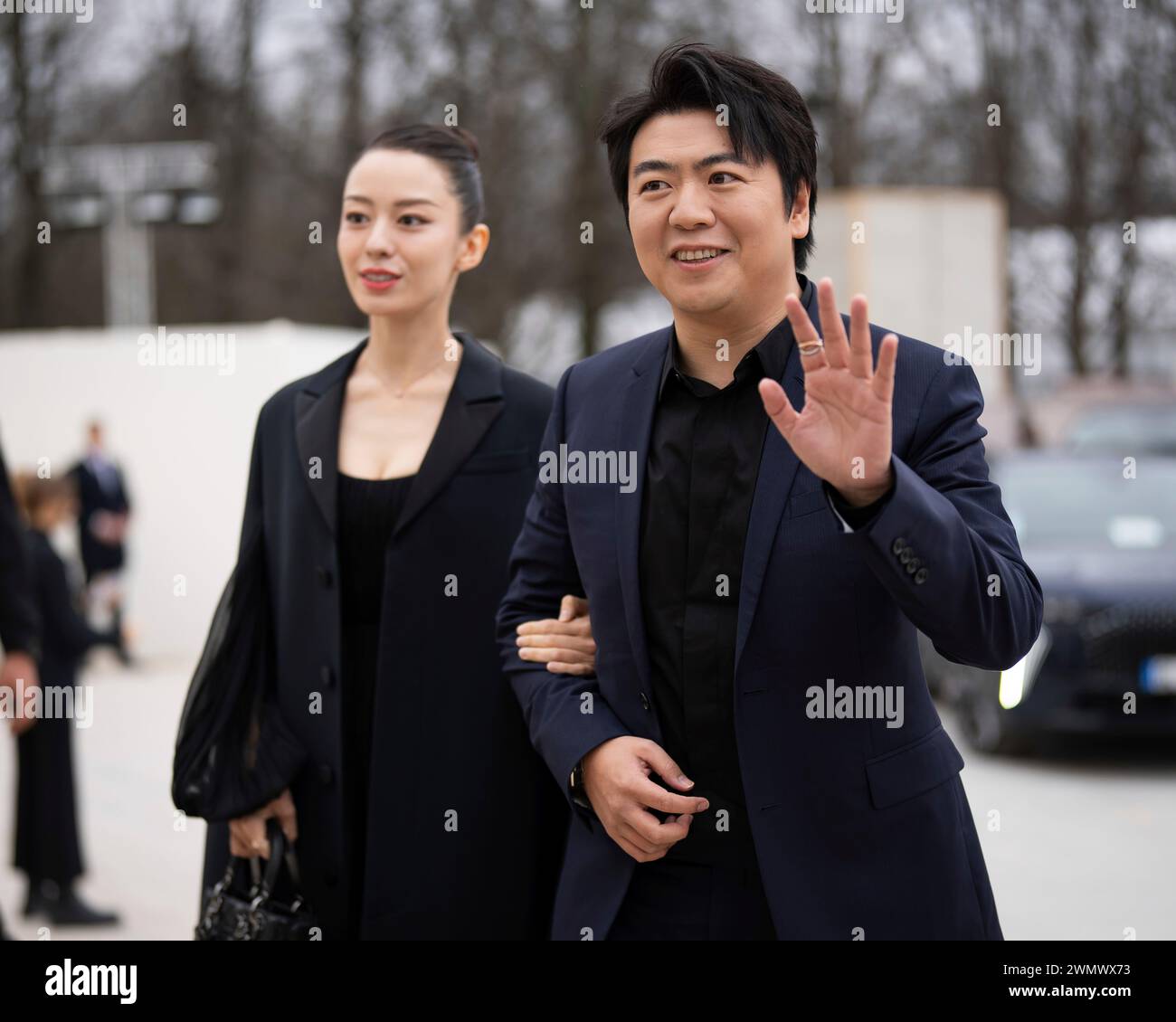 Gina Alice Redlinger, from left, and Lang Lang arrive for the Christian Dior Fall/Winter 2024-2025 ready-to-wear collection presented Tuesday, Feb. 27, 2024 in Paris. (Photo by Scott A Garfitt/Invision/AP) Foto Stock