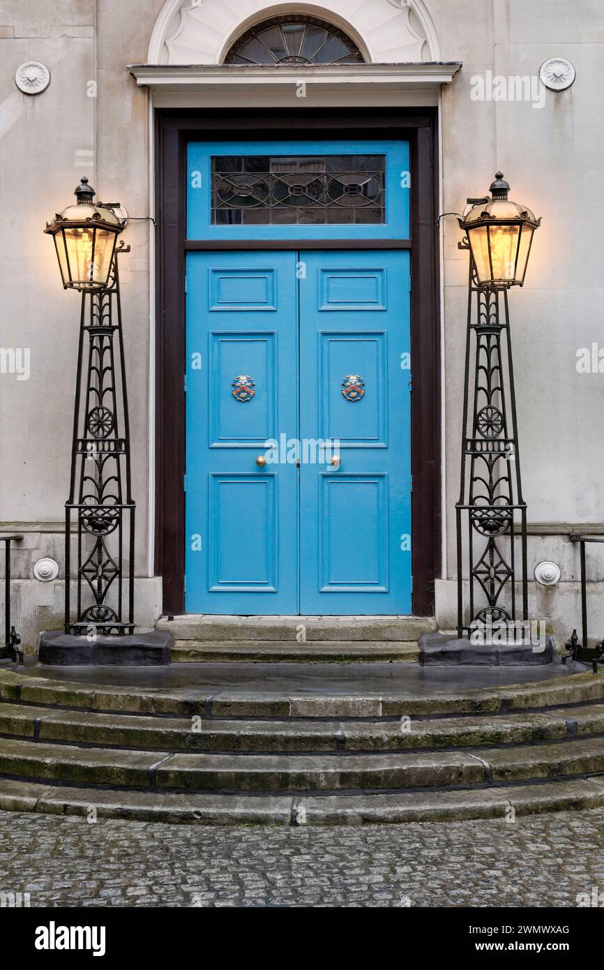 vecchia porta e lampade nel cortile della stationers hall nella città di londra Foto Stock