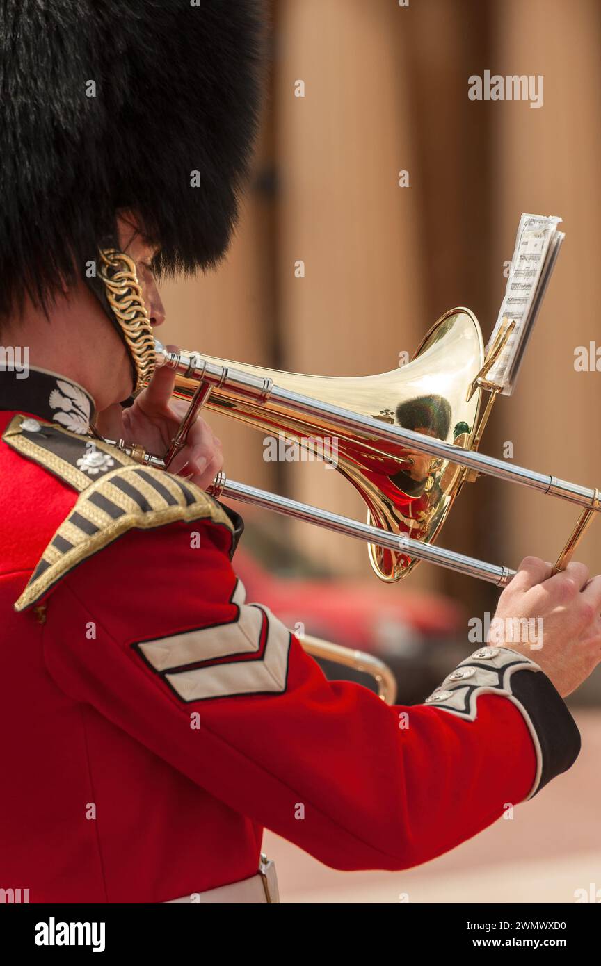 LONDRA, Regno Unito - 3 LUGLIO 2010: Bandsmen of the Scots Guards at Changing of the Guards playing a trombone Foto Stock