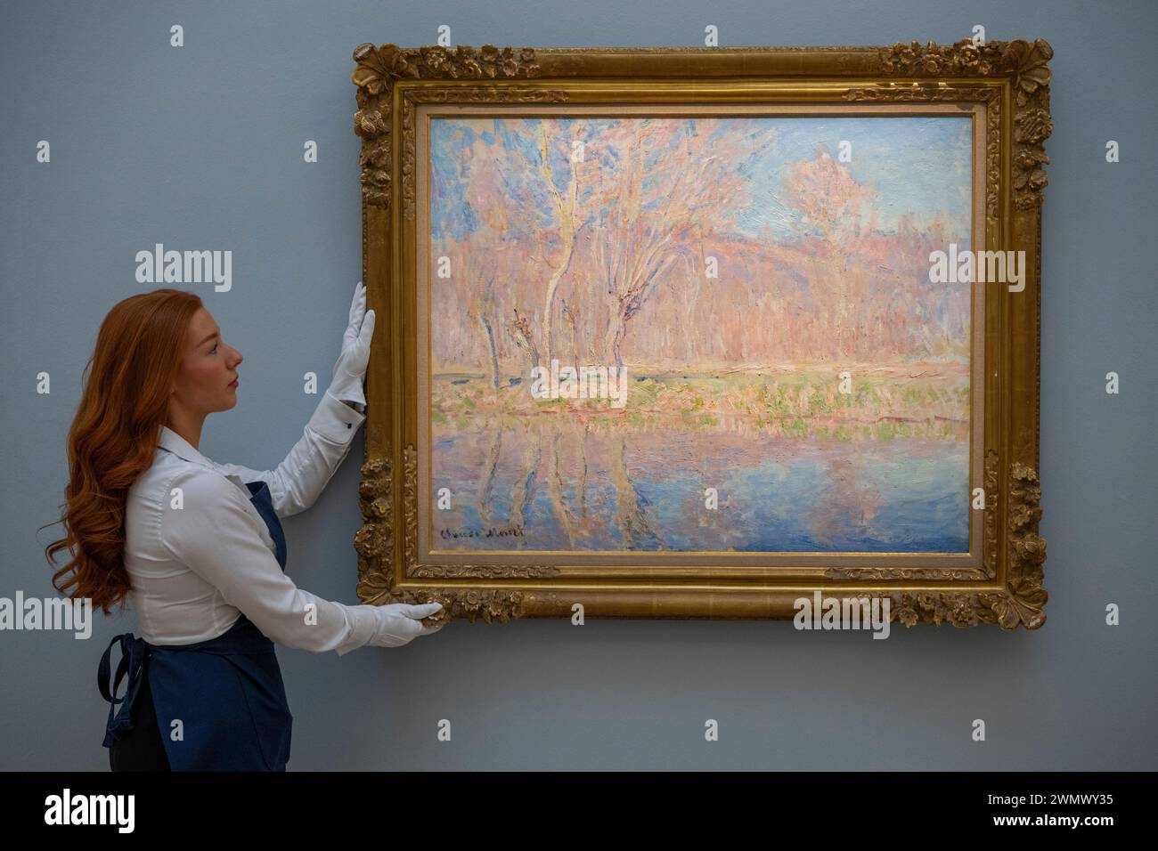 Sotheby's, Londra, Regno Unito. 28 febbraio 2024. La prima asta d'arte moderna e contemporanea di Sotheby del 2024 si svolge il 6 marzo. Le attrazioni principali includono: Claude Monet. Arbres au bord de l'eau, printemps à Giverny, 1885. Paesaggio dipinto al culmine del coinvolgimento dell'artista con l'impressionismo e apparire all'asta per la prima volta in due decenni, stima: £ 5.000.000-7.000.000. Crediti: Malcolm Park/Alamy Live News Foto Stock
