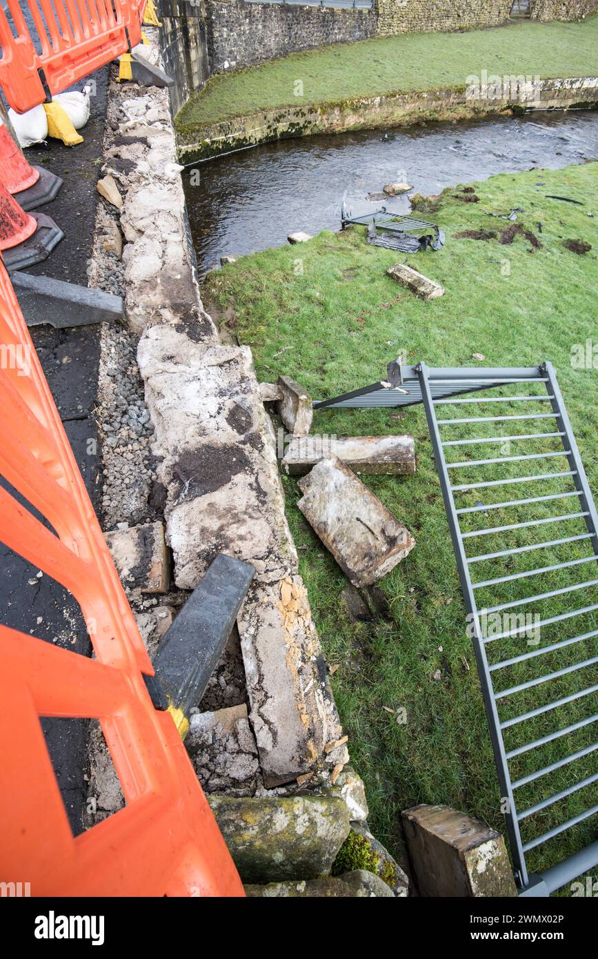 Ingenti danni alle ringhiere e al parapetto a Mill Bridge, Station Rd, Long Preston, febbraio 2024 Foto Stock