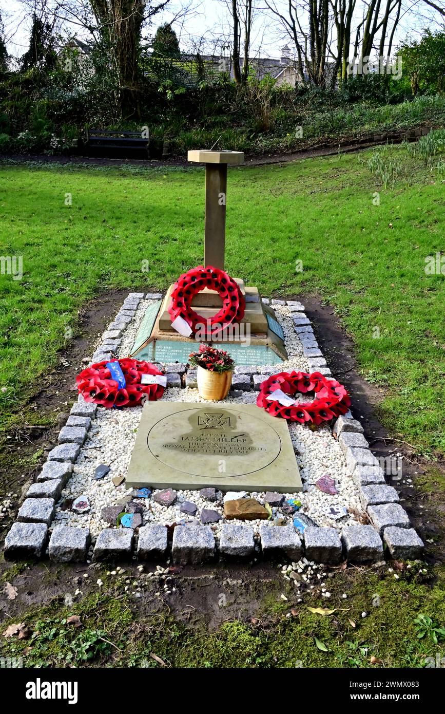 Intorno al Regno Unito - Memorial Garden - Una passeggiata intorno al Withnell Fold Village, Chorley, Lancashire, Regno Unito Foto Stock