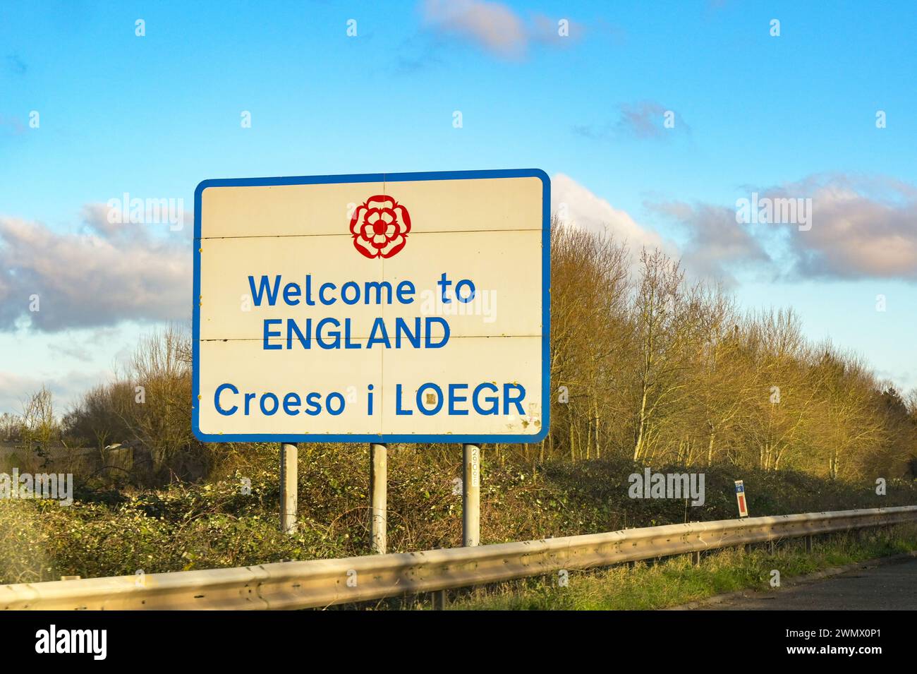 Bristol, Inghilterra, Regno Unito - 10 gennaio 2024: Cartello benvenuto in Inghilterra sull'autostrada M4 al confine tra Inghilterra e Galles Foto Stock
