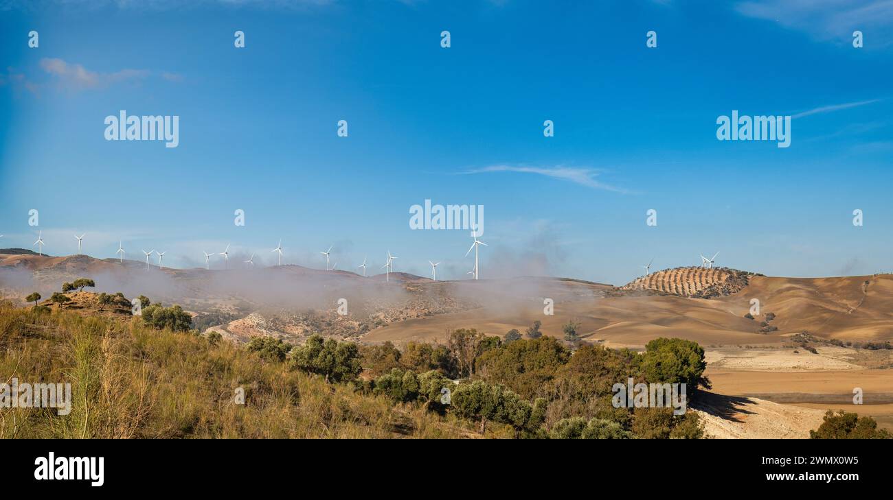 Bella turbina eolica in campagna. Turbine eoliche Windmill Power Farm. Alora alla periferia di Malaga, Spagna. Foto Stock