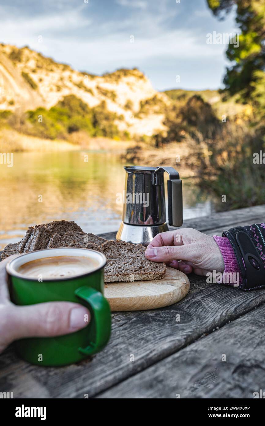 Sapori naturali: Colazione con pane e caffè sul fiume. Foto Stock Sapori naturali: Colazione con pane e caffè sul fiume. Foto Stock