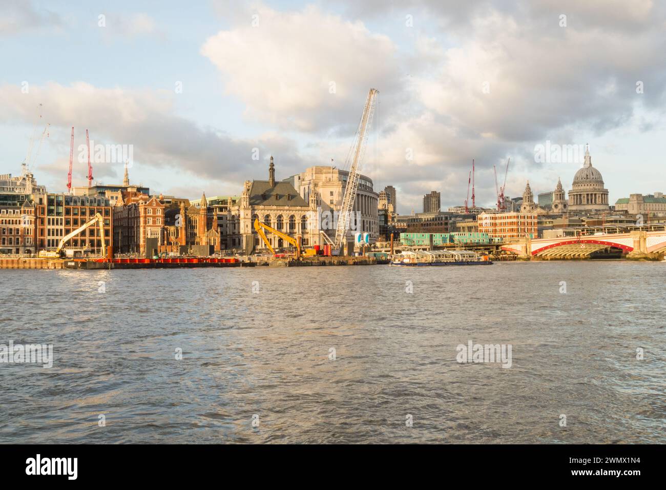 Il Tamigi Tideway Tunnel è in costruzione sulla costa del Blackfriars Bridge sulla riva nord del fiume Tamigi a ovest dei Blackfriars Foto Stock