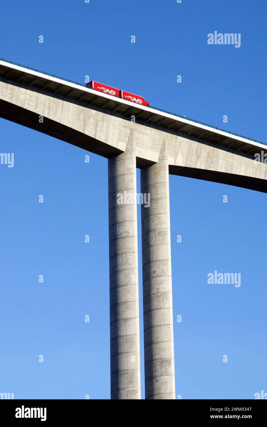 Occitania, Francia: Un camion articolato che attraversa il viadotto A89 sulla valle del fiume Correze vicino a Tulle Foto Stock