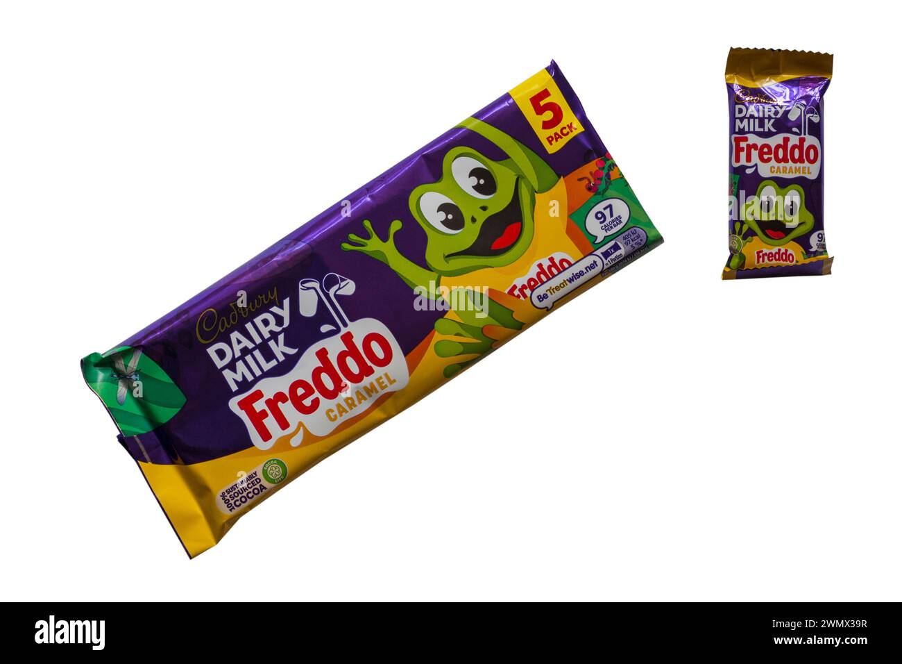 Confezione di Cadbury Dairy Milk Freddo Caramel con una barra rimossa isolata su sfondo bianco - confezione da 5 Foto Stock