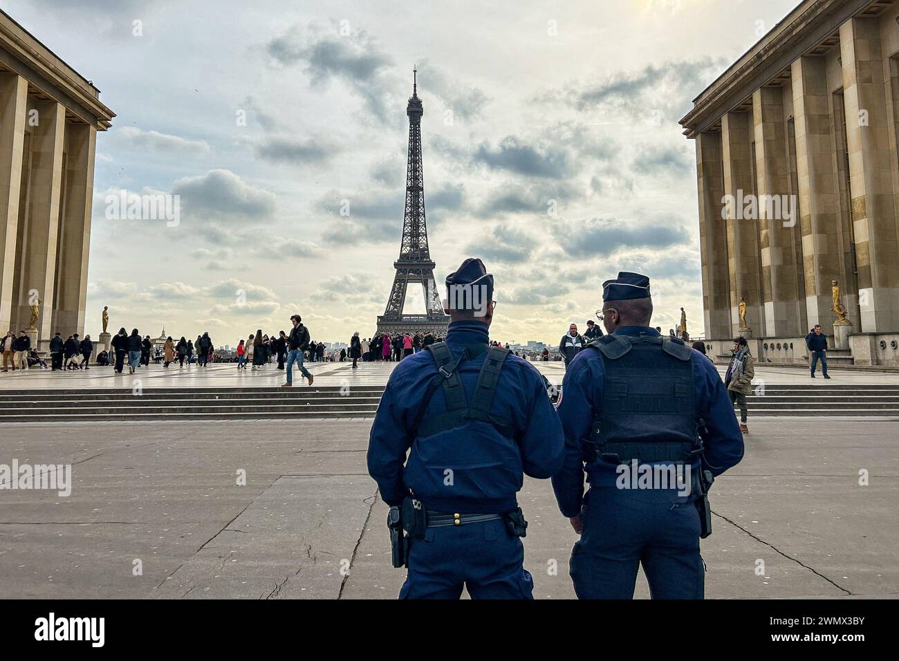 Parigi, Francia. 28 febbraio 2024. Gli agenti di polizia francesi sorvegliano la spianata del Trocadero vicino alla Torre Eiffel a Parigi, in Francia, il 28 febbraio 2024. La sicurezza è stata rafforzata in tutta Parigi in preparazione dei Giochi olimpici. Foto di JMP/ABACAPRESS.COM credito: Abaca Press/Alamy Live News Foto Stock