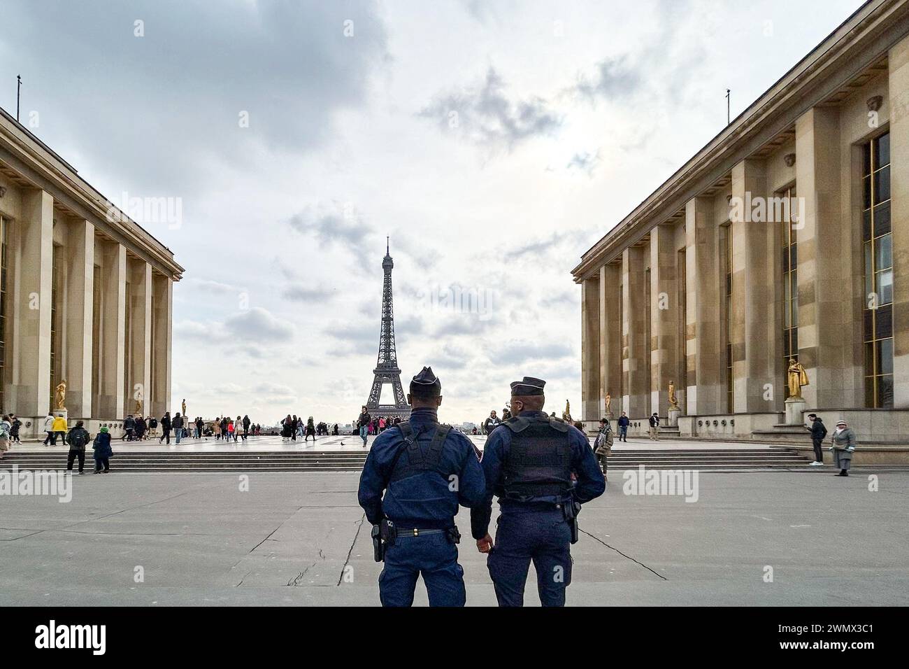 Parigi, Francia. 28 febbraio 2024. Gli agenti di polizia francesi sorvegliano la spianata del Trocadero vicino alla Torre Eiffel a Parigi, in Francia, il 28 febbraio 2024. La sicurezza è stata rafforzata in tutta Parigi in preparazione dei Giochi olimpici. Foto di JMP/ABACAPRESS.COM credito: Abaca Press/Alamy Live News Foto Stock