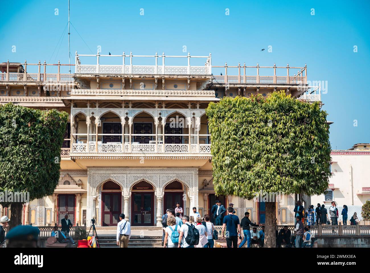 16 febbraio 2024 Jaipur, Rajasthan, India. Palazzo della città, sede amministrativa dello stato, costruito dal maharaja Sawai Jai Singh II a Mughal e R. Foto Stock