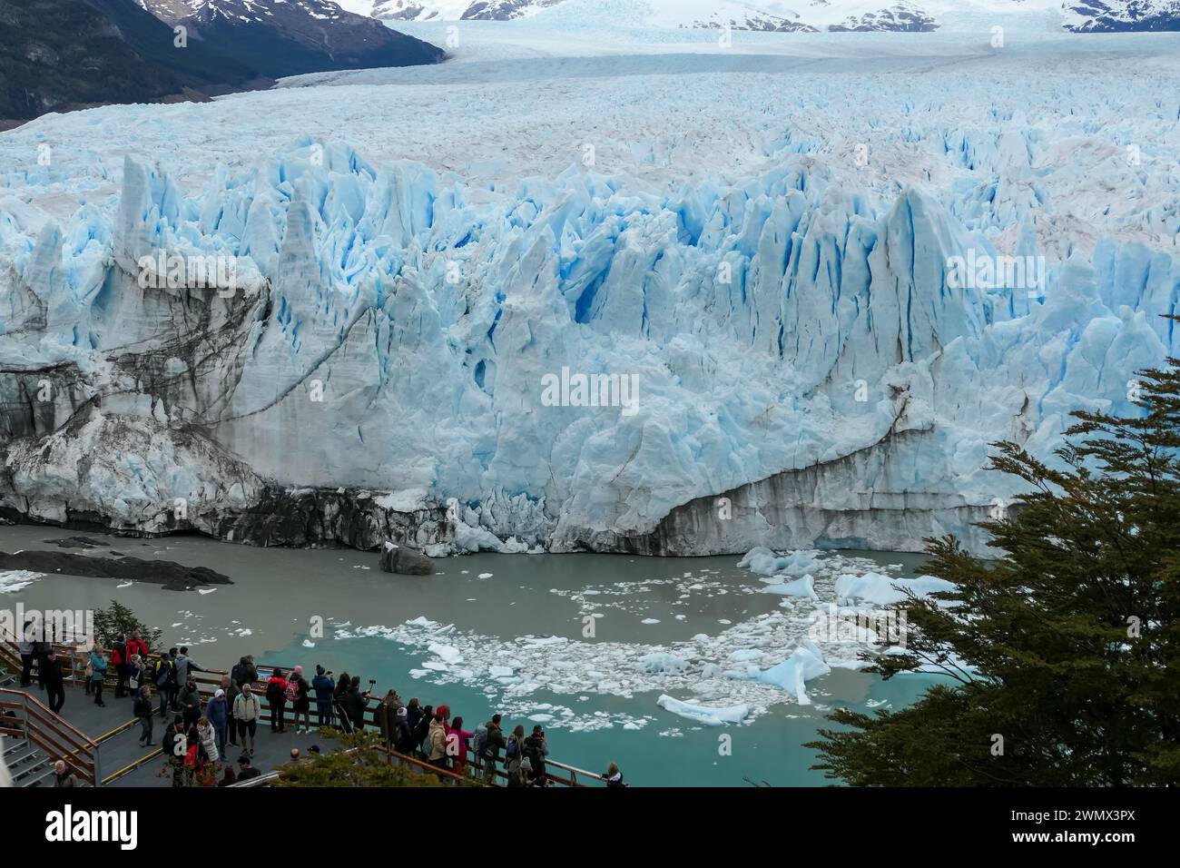 Patagonia argentina: Ghiacciaio Perito Moreno vicino a El Calafate, che mostra i depositi neri di un'eruzione vulcanica Foto Stock