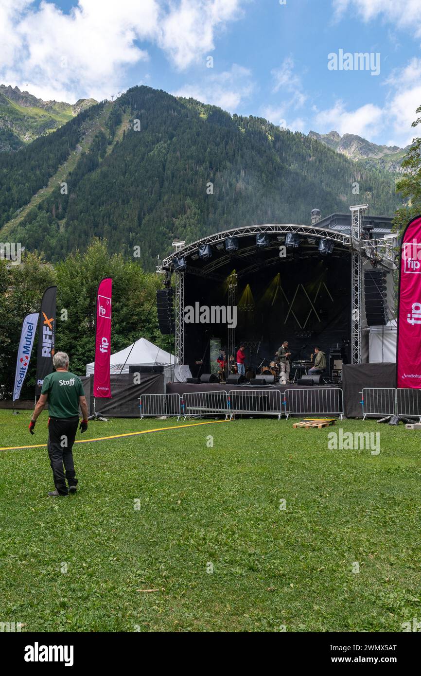 Vista panoramica delle prove del palco durante l'annuale Cosmo Jazz Festival nel Couttet Park in estate, Chamonix, Haute Savoie, Francia Foto Stock