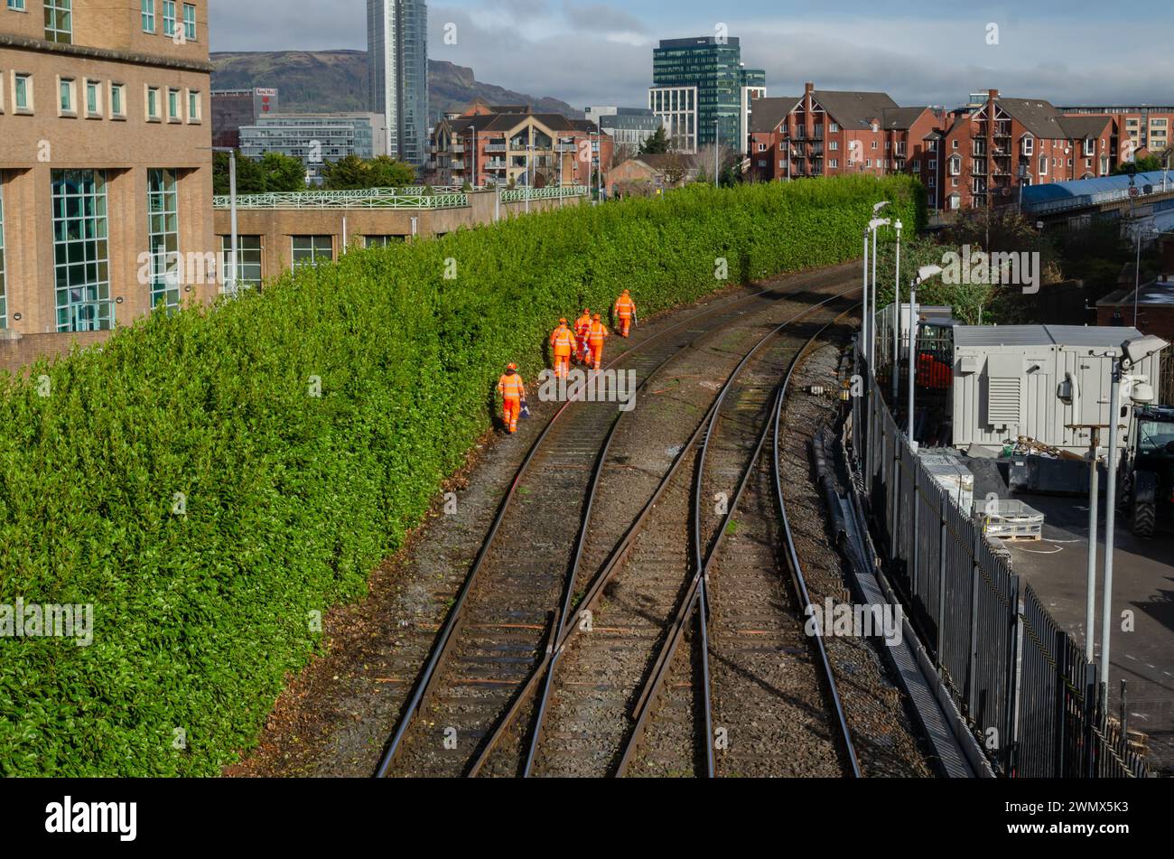 Belfast Contea di Antrim Irlanda del Nord 23 febbraio 2024 - lavoratori ferroviari che camminano sui binari ferroviari di Belfast controllano la linea per eventuali faglie Foto Stock