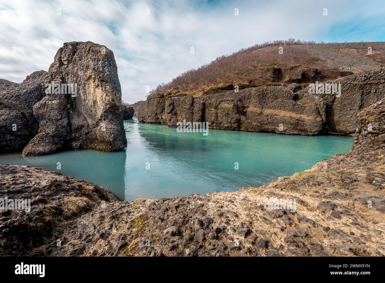 Il fiume turchese che scorre tra le scogliere. Islanda Foto Stock