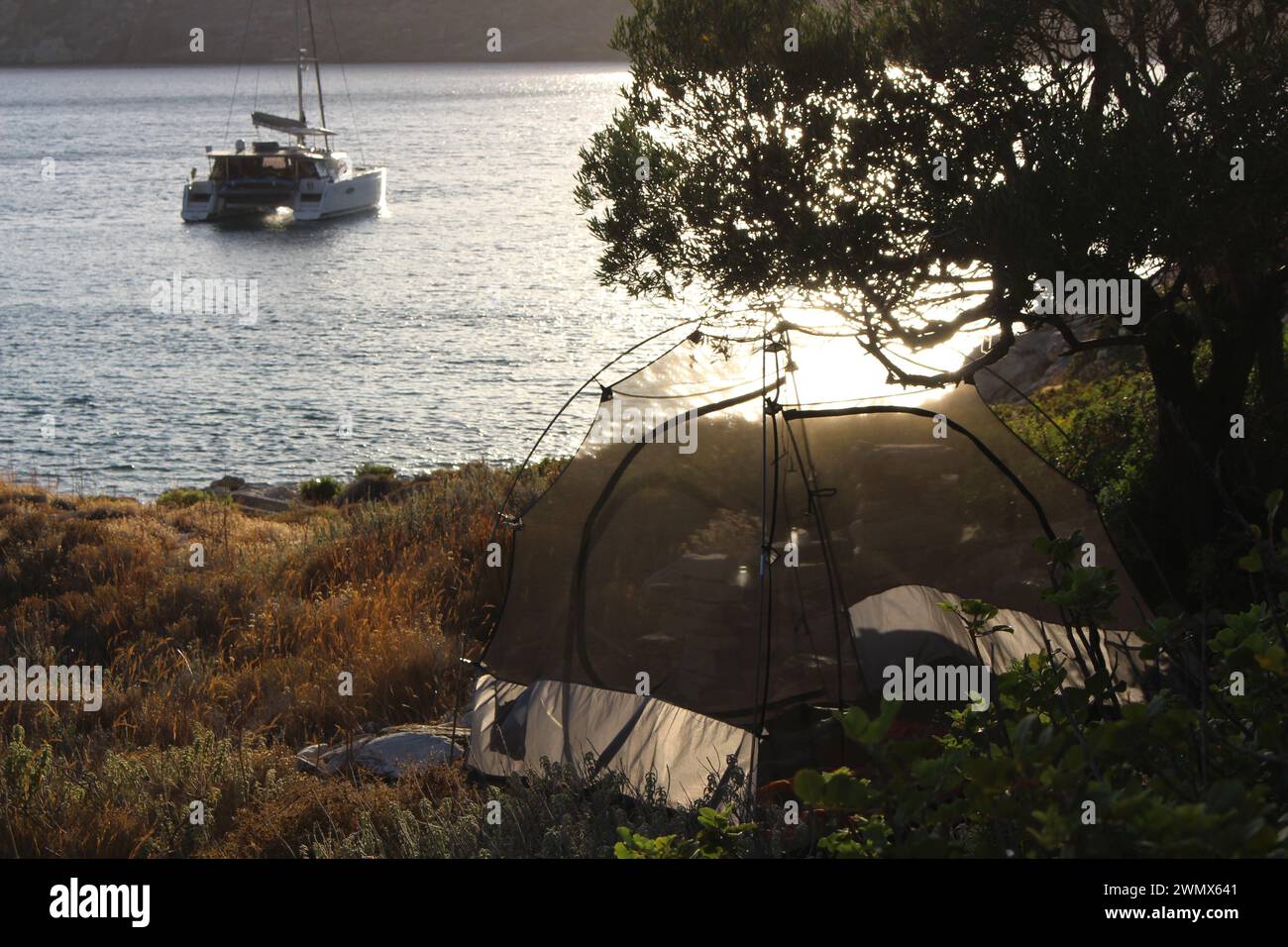 Una tenda si erge orgogliosamente sulle rive sabbiose di Fourni, la sua silhouette robusta è un simbolo di avventura ed esplorazione. Foto Stock