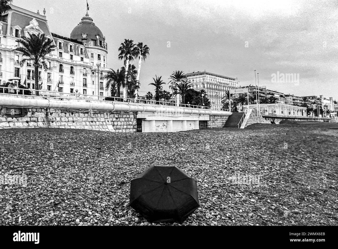 © Francois Glories/MAXPPP - 27/02/2024 tempesta sulla Costa Azzurra, maltempo sulla Promenade des Anglais a Nizza, Alpes-Maritimes. Crediti: MAXPPP/Alamy Live News Foto Stock