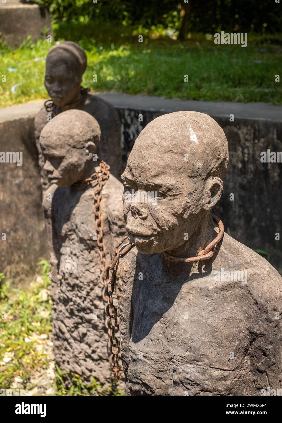 La scultura commemorativa agli schiavi dell'artista svedese Clara Sornas presso il vecchio mercato degli schiavi, Stone Town, Zanzibar, Tanzania Foto Stock