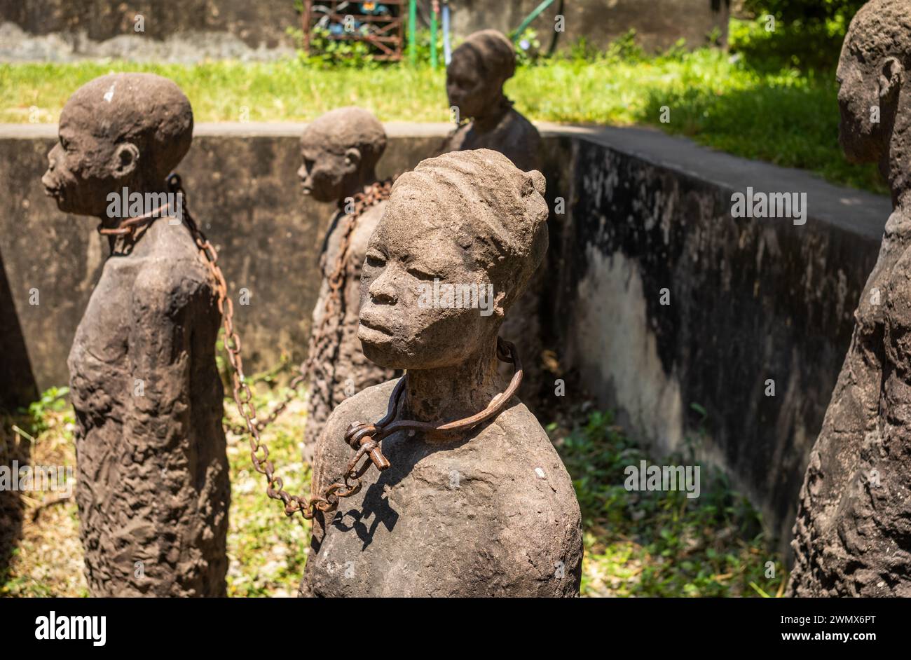La scultura commemorativa agli schiavi dell'artista svedese Clara Sornas presso il vecchio mercato degli schiavi, Stone Town, Zanzibar, Tanzania Foto Stock