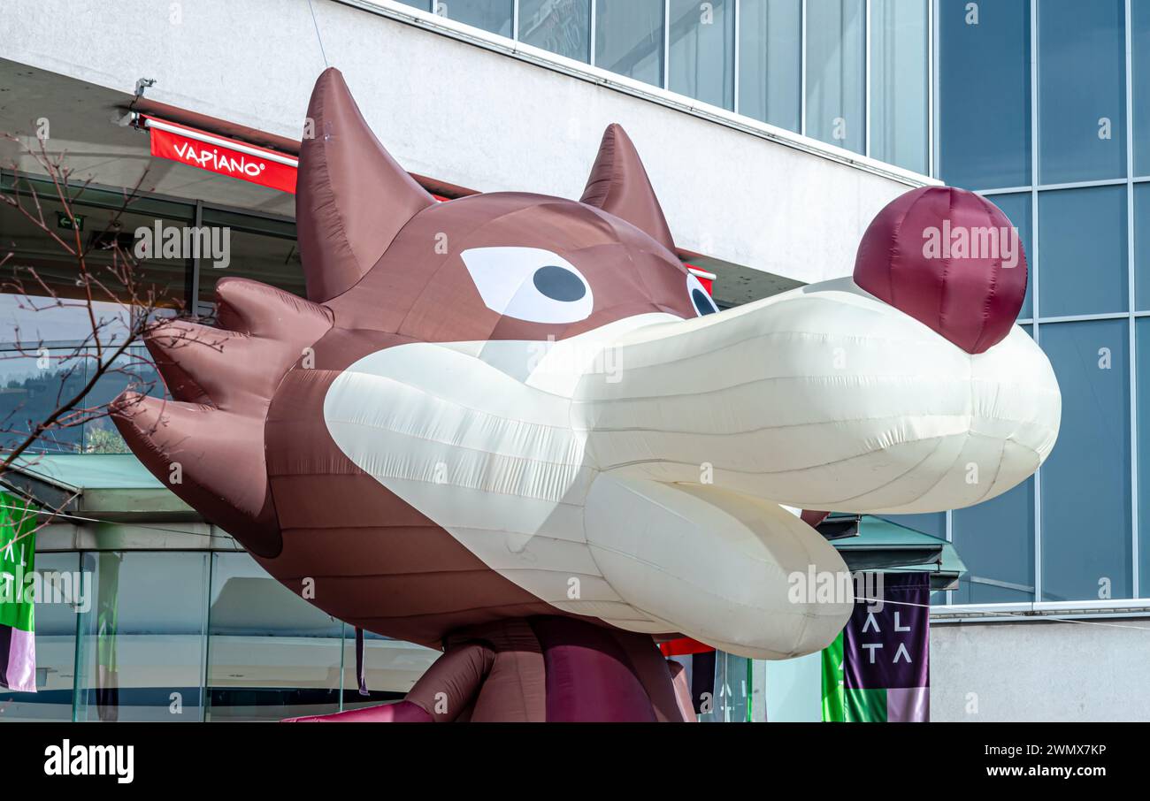 L'amata mascotte lupo di Sarajevo, Vucko, arriva al centro commerciale alta Foto Stock