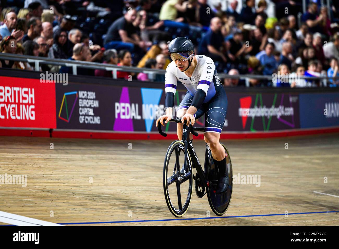 MANCHESTER, REGNO UNITO. 25 febbraio, 24. NiAl Monks di GTR (centro) nel primo round degli eventi dell'ultima giornata del British National Trac 2024 Foto Stock