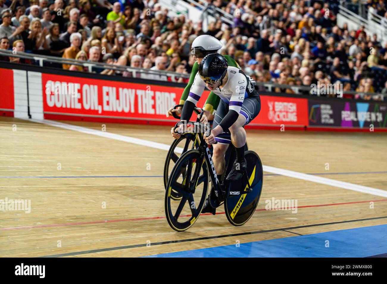 MANCHESTER, REGNO UNITO. 25 febbraio, 24. NiAl Monks di GTR (a destra) nel primo round maschile di Keirin degli eventi finali della giornata durante il British National Track 2024 Foto Stock