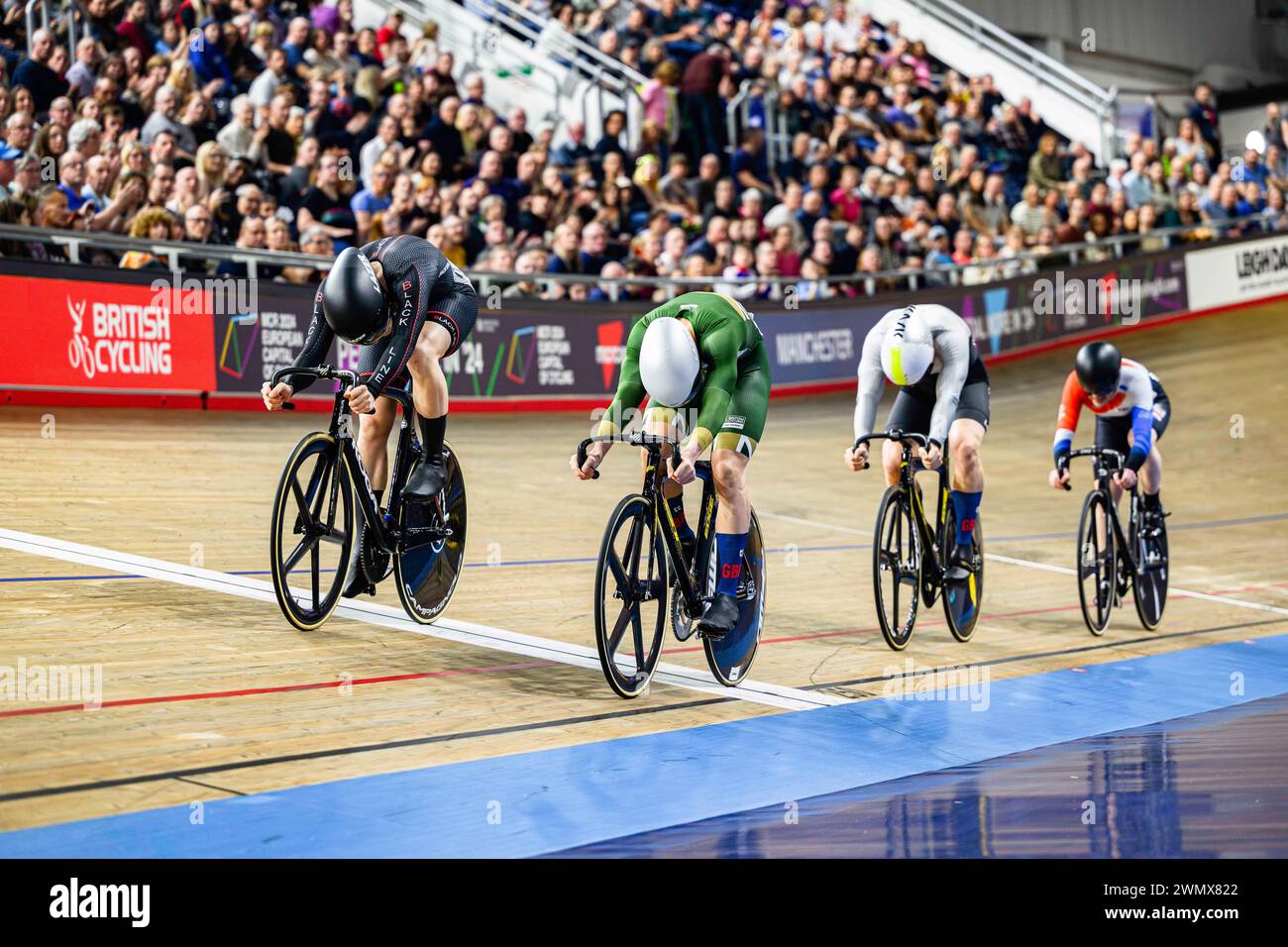 MANCHESTER, REGNO UNITO. 25 febbraio, 24. Hayden Norris (Team Inspired) (centro) nelle finali maschili di Keirin degli eventi finali del 2024 della British Nation Foto Stock