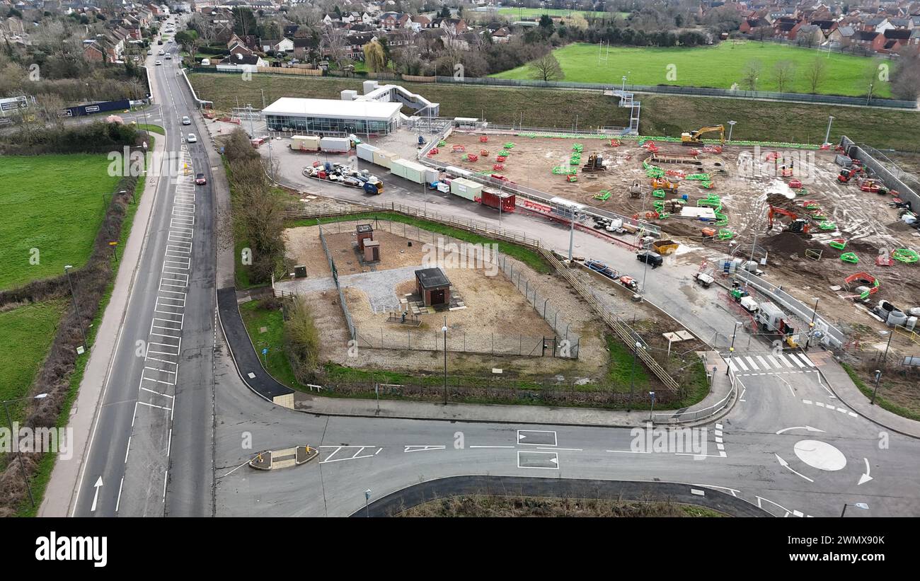 Una strada urbana con un ponte ed estesi lavori di costruzione Foto Stock