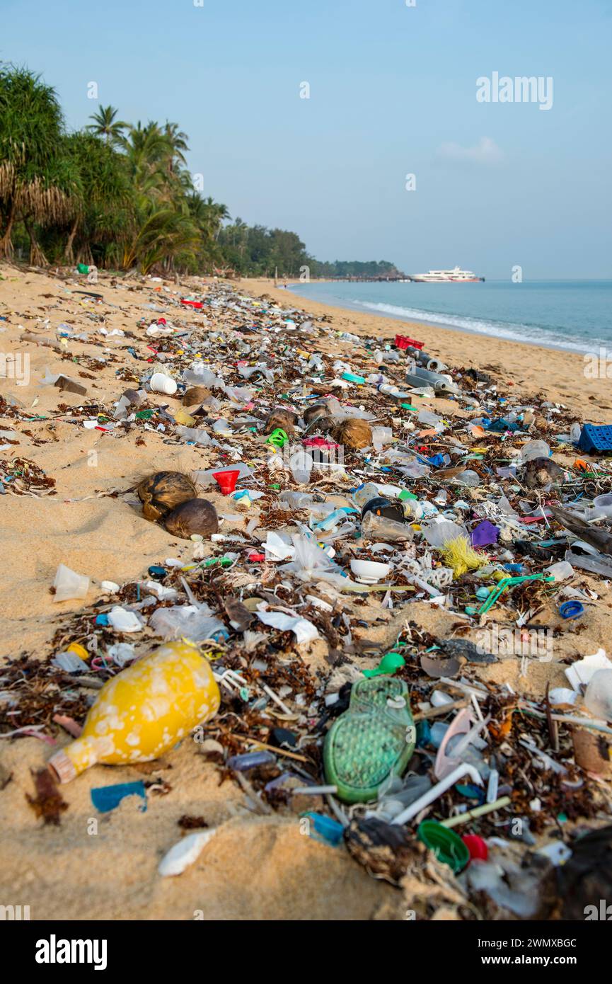 Koh Samui, Thailandia - 19 gennaio 2024: Una spiaggia piena di rifiuti e rifiuti di plastica è un simbolo diffuso dell'ambiente e del riciclaggio Foto Stock