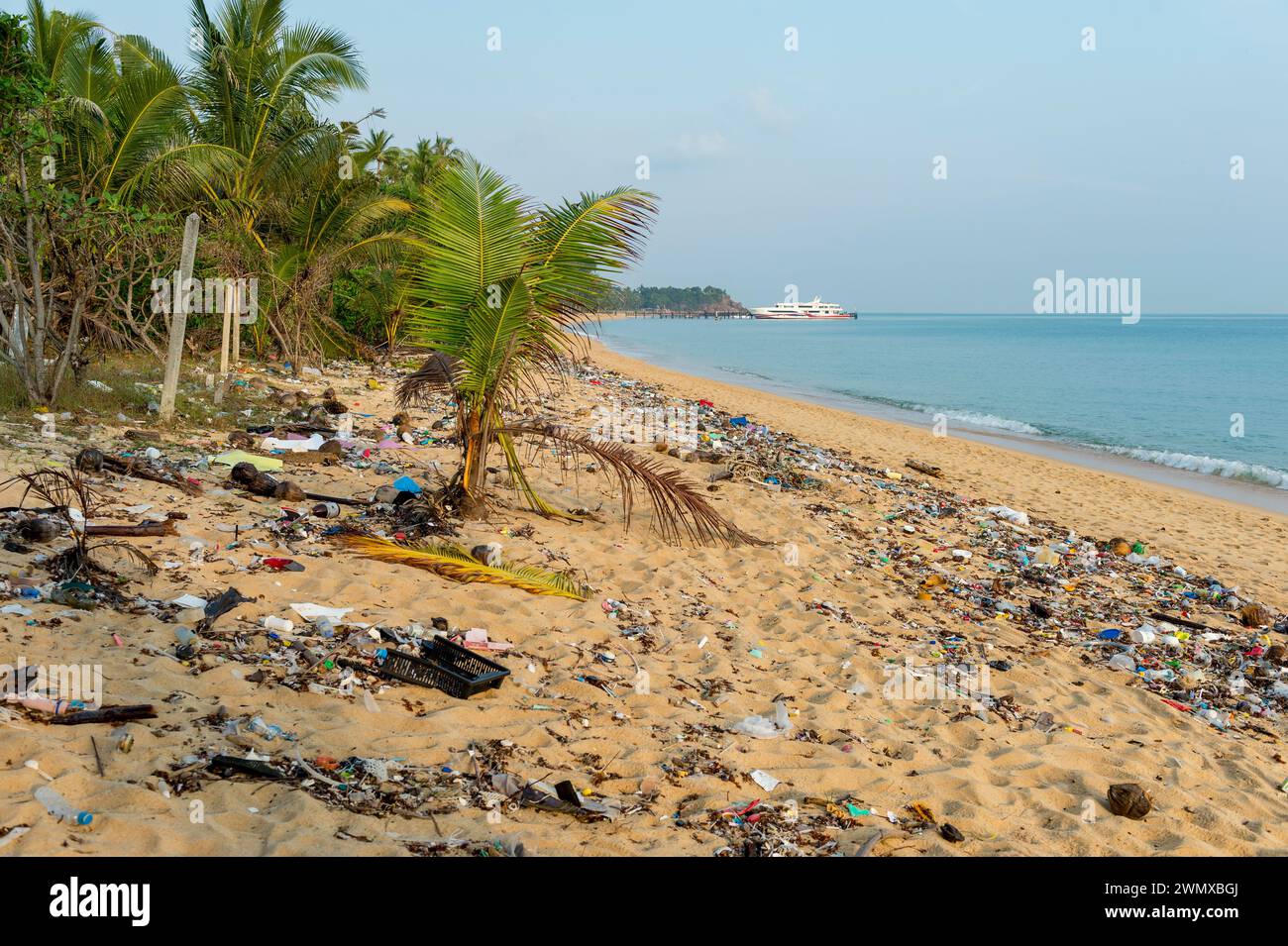 Koh Samui, Thailandia - 19 gennaio 2024: Una spiaggia piena di rifiuti e rifiuti di plastica è un simbolo diffuso dell'ambiente e del riciclaggio Foto Stock