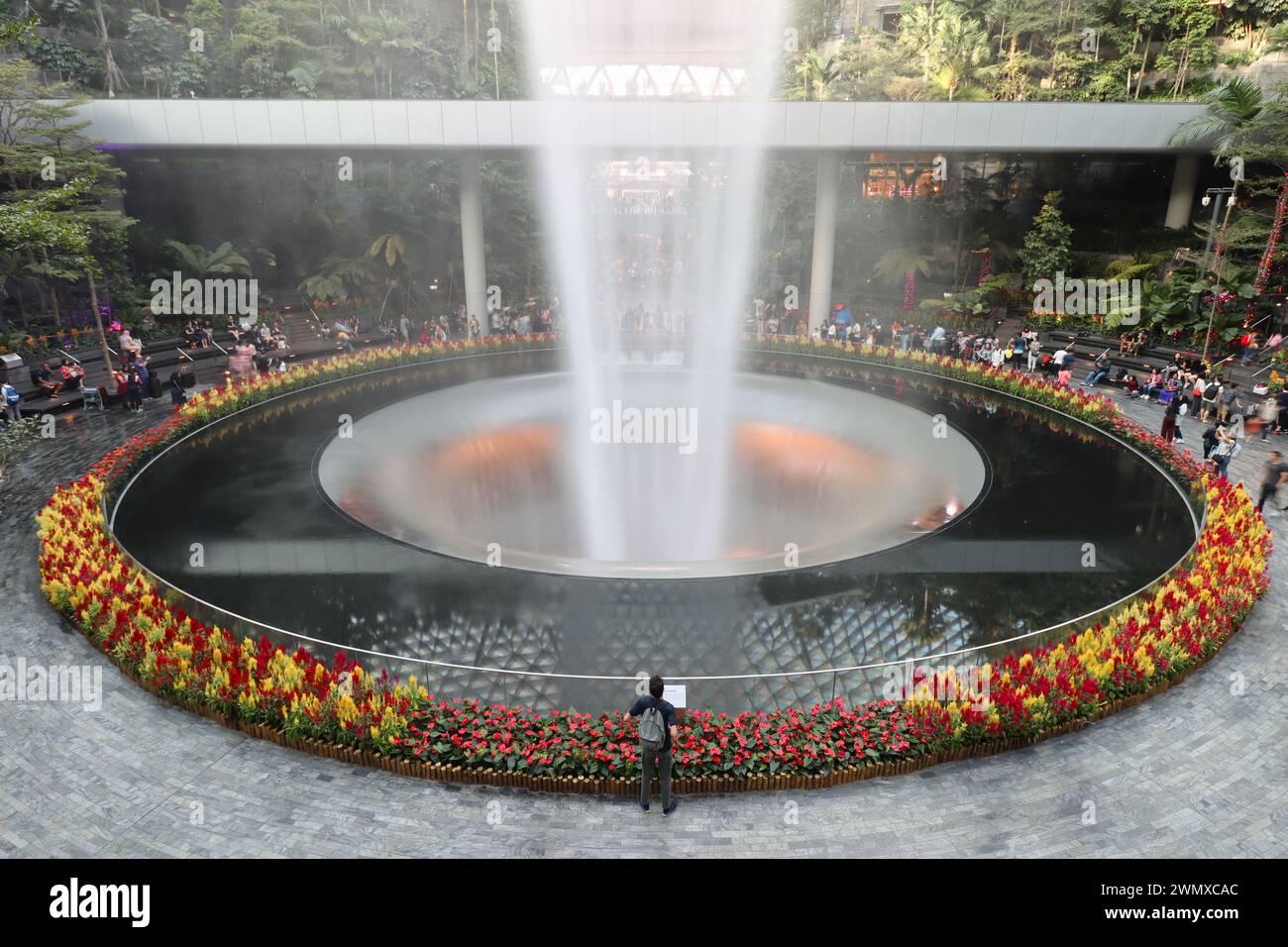 Vortice di pioggia HSBC all'aeroporto Changi di Singapore Foto Stock