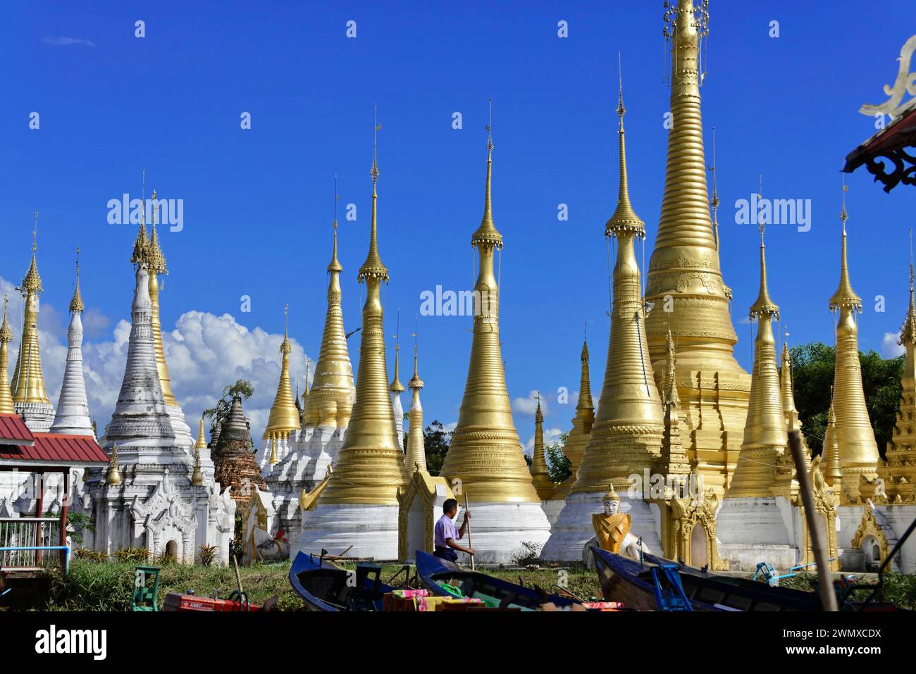 Stupa dorati nella pagoda Shwe Indein, lago Inle, Stato Khan, Myanmar Foto Stock