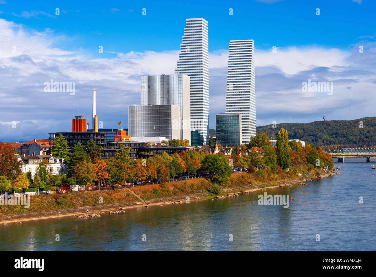 Basilea, Svizzera, edifici per uffici, paesaggio urbano sul fiume Reno in autunno. Foto Stock