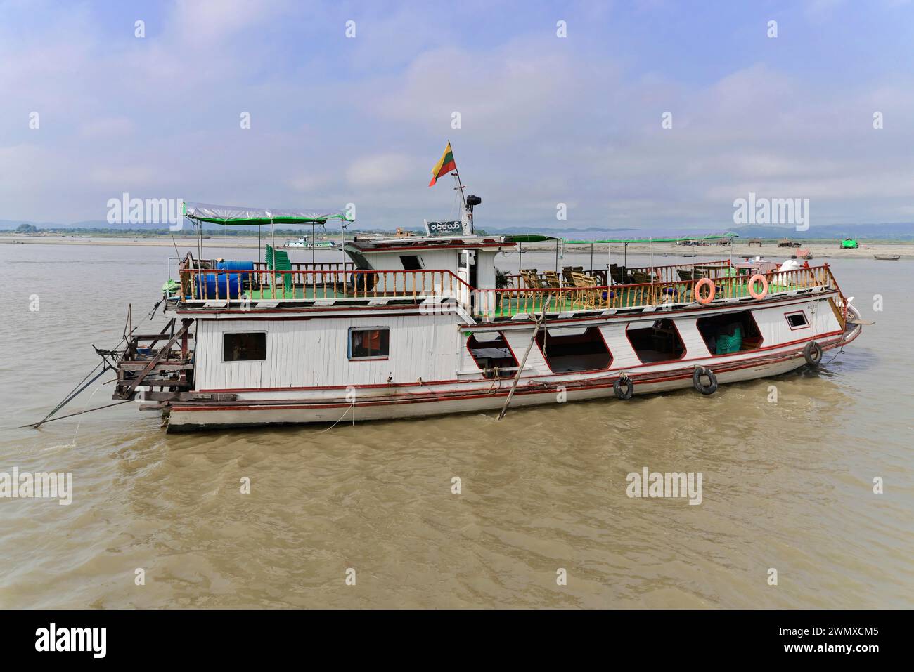 Escursione in barca sul fiume Irrawaddy, noto anche come Ayeyarwady, tra Mandalay e Bagan, Myanmar Foto Stock