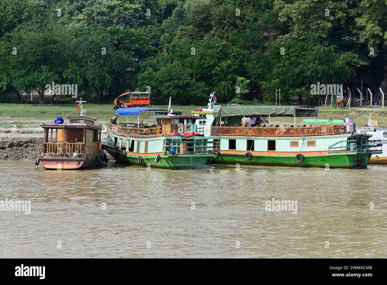 Escursione in barca sul fiume Irrawaddy, noto anche come Ayeyarwady, tra Mandalay e Bagan, Myanmar Foto Stock