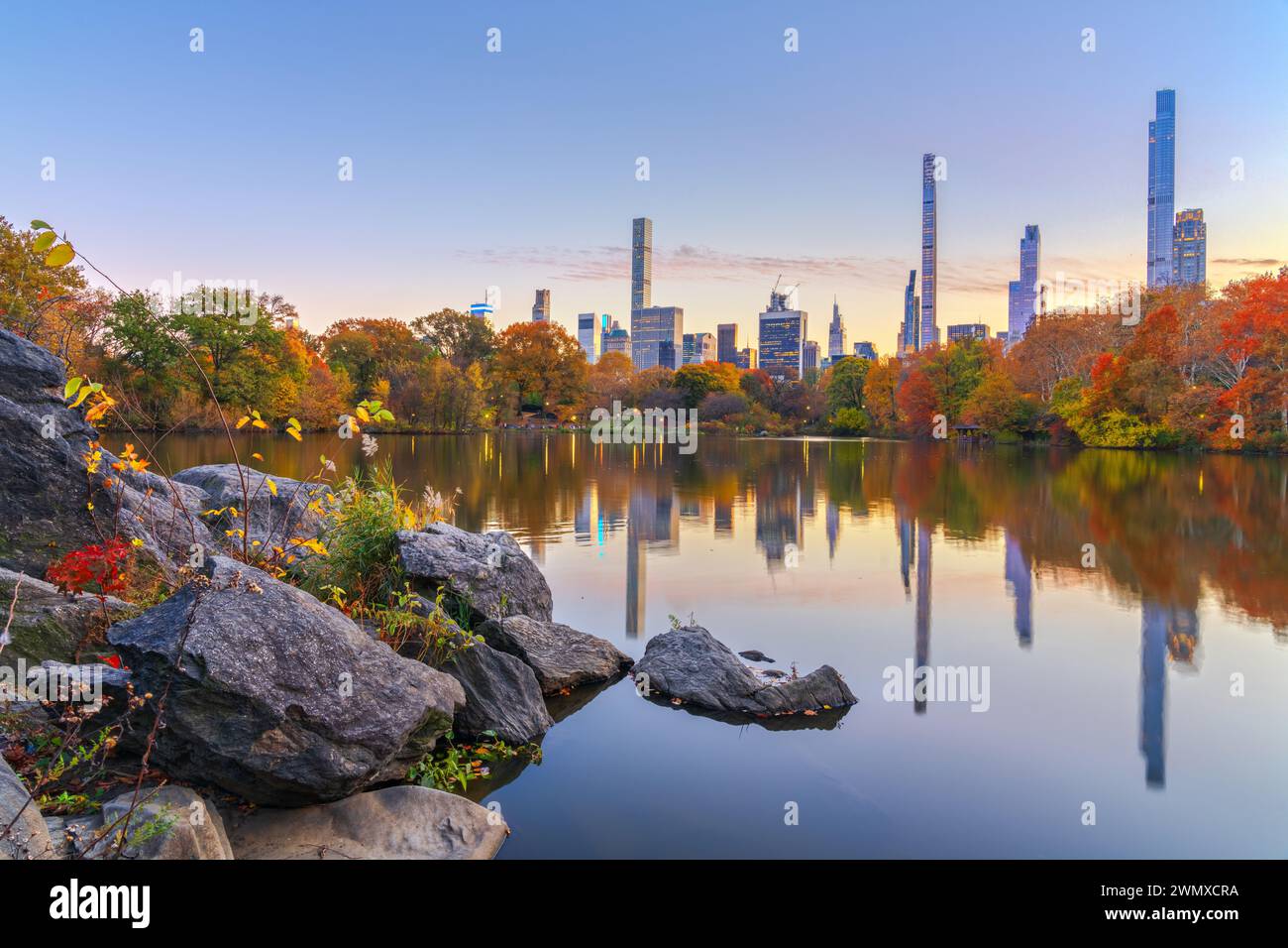 Central Park, New York City, New York, Stati Uniti sul lago al crepuscolo autunnale. Foto Stock