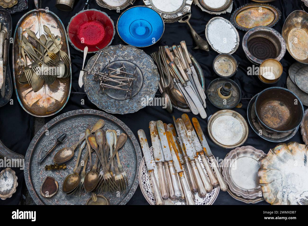 Mercato delle pulci con articoli antichi, articoli del mercato delle pulci, mercato, spazzatura, vecchio, raccolta, raccolta, valore del collezionista, commercio, commercio, offerta Foto Stock