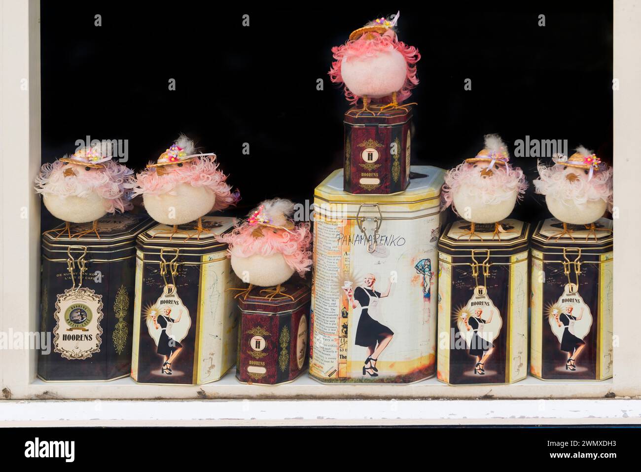 Smaltito, bizzarro vetrine, negozio, decorazione, vecchio, barattoli, mercato delle pulci, Belgio Foto Stock