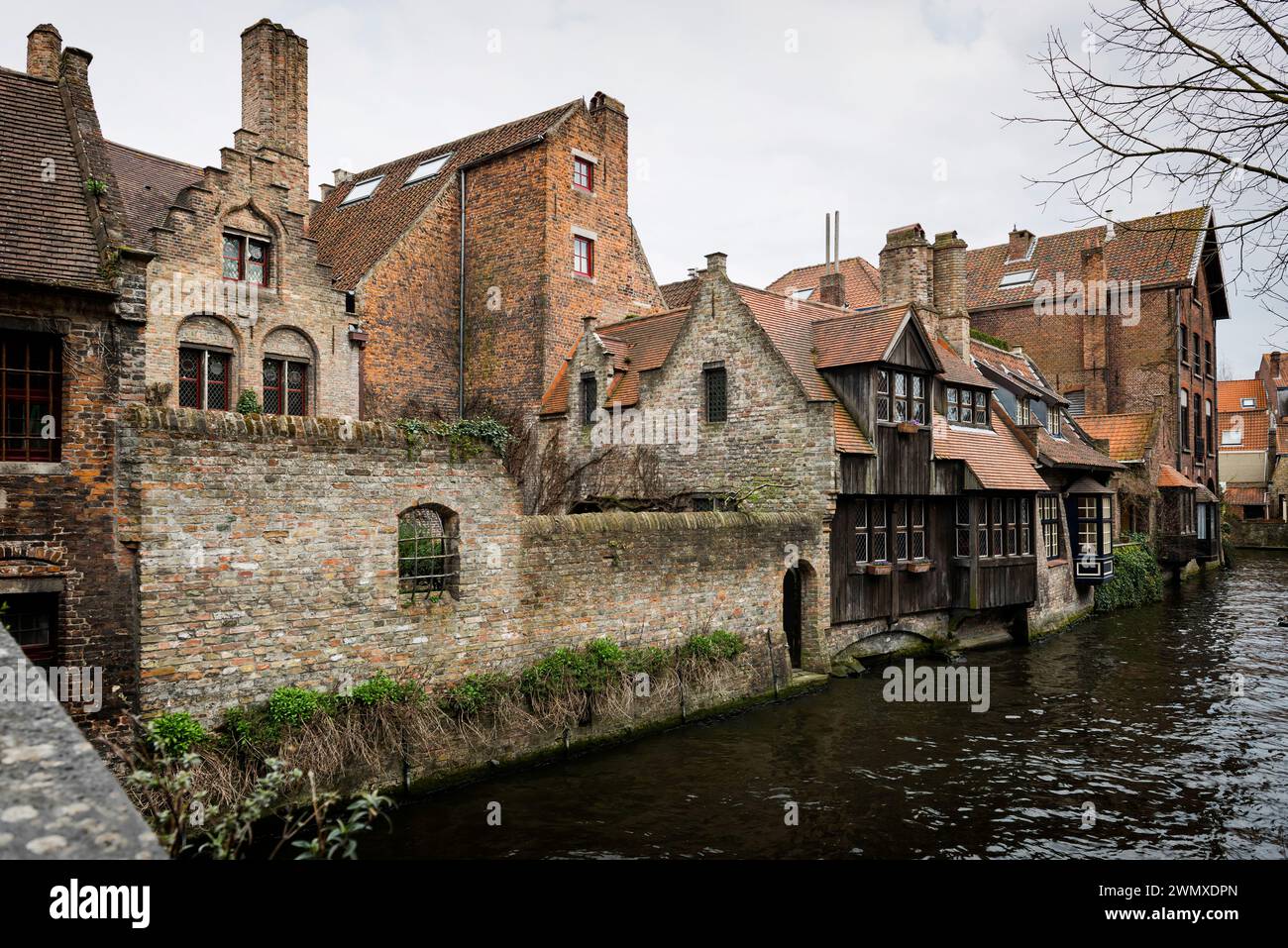 Vecchie case sul canale, architettura fiamminga, Medioevo, storia architettonica, edificio, centro, città vecchia, viaggio, viaggio in città, Bruges, Belgio Foto Stock