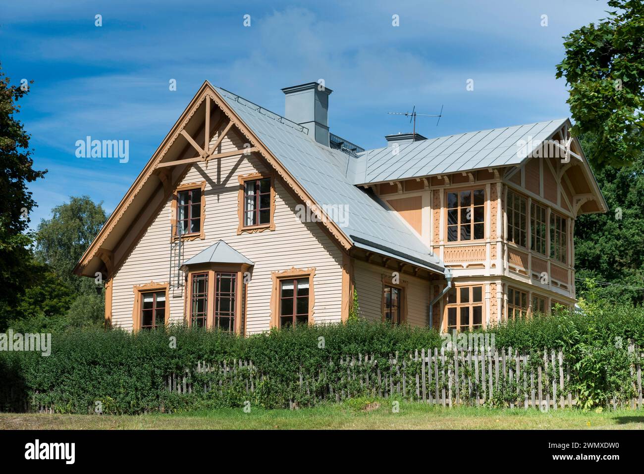 Casa svedese in legno, casa per vacanze, scandinava, edificio, casa, immobiliare, vita, proprietà, casale, cottage, villa, vita di campagna, nordica Foto Stock