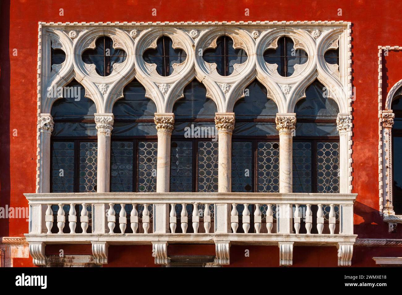 Facciata di una casa storica su un edificio nella città vecchia, viaggio in città, vacanza, viaggio, turismo, città lagunare, storia, storia architettonica Foto Stock