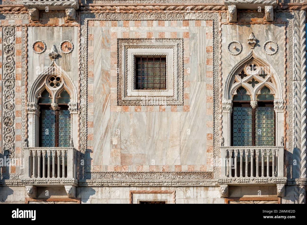 Facciata di una casa storica su un edificio nella città vecchia, viaggio in città, vacanza, viaggio, turismo, città lagunare, storia, storia architettonica Foto Stock