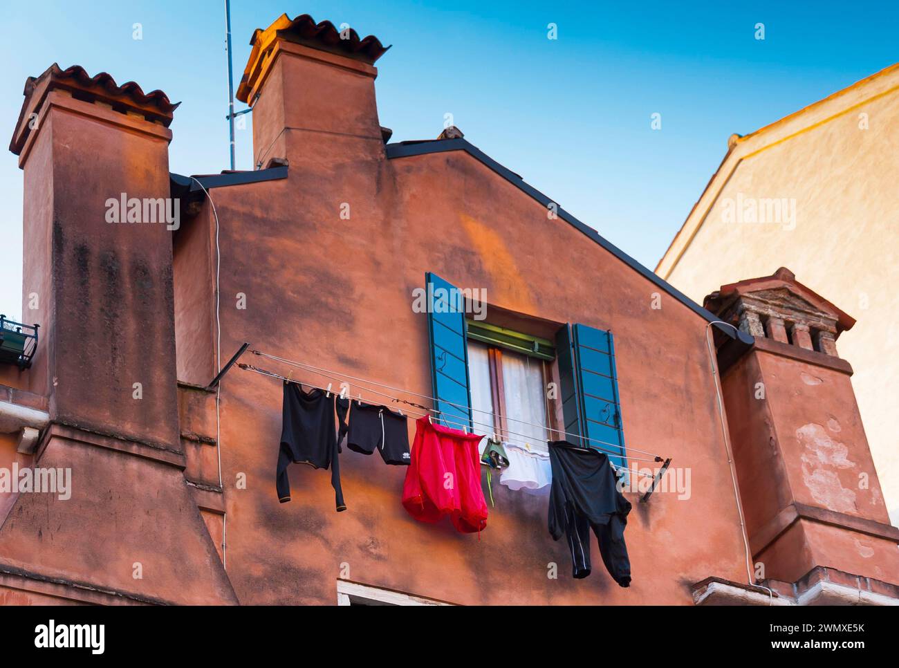 Lavanderia a secco, tradizione, stoffa, facciata della casa, vecchio edificio, stile di vita, vita quotidiana, centro città, lavori domestici, Venezia, Italia Foto Stock