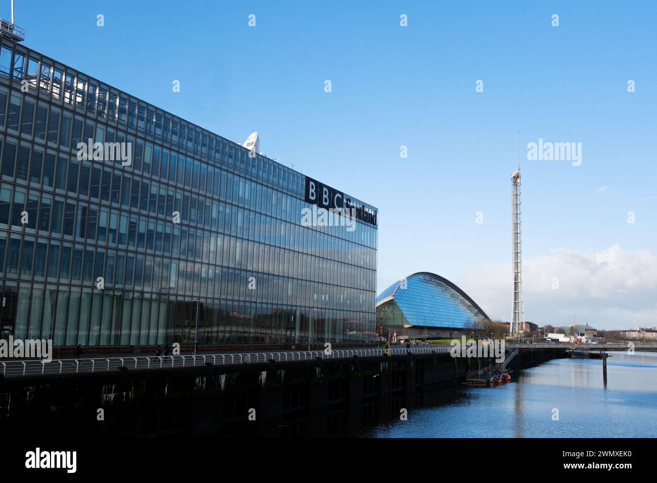 Glasgow Scozia: 13 febbraio 2024: BBC Pacific Quay giorno di sole BBC Scotland sul fiume Clyde Foto Stock