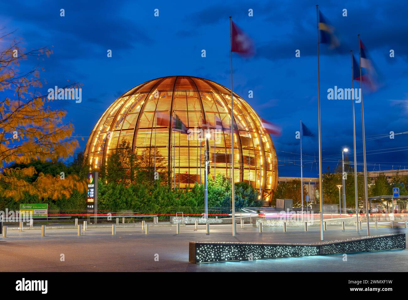 GINEVRA, SVIZZERA - 3 OTTOBRE 2023: Centro visitatori del CERN all'ora blu. Il centro di ricerca gestisce il più grande laboratorio di fisica delle particelle del W Foto Stock