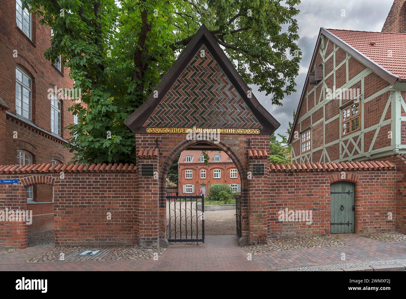 Portale d'ingresso dell'ospedale Heiligen-Geist, fondato a metà del XIII secolo, Luebsche Str. 46, Wismar, Meclemburgo-Vorpommern, Germania Foto Stock