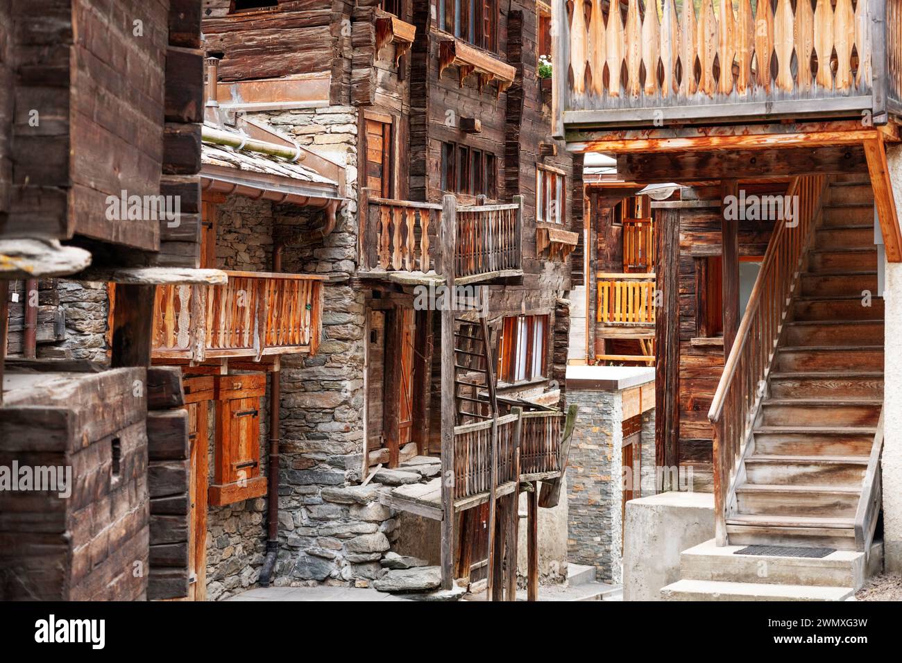 Zermatt, Svizzera, nelle strade storiche della città vecchia in Hinterdorfstrasse. Foto Stock