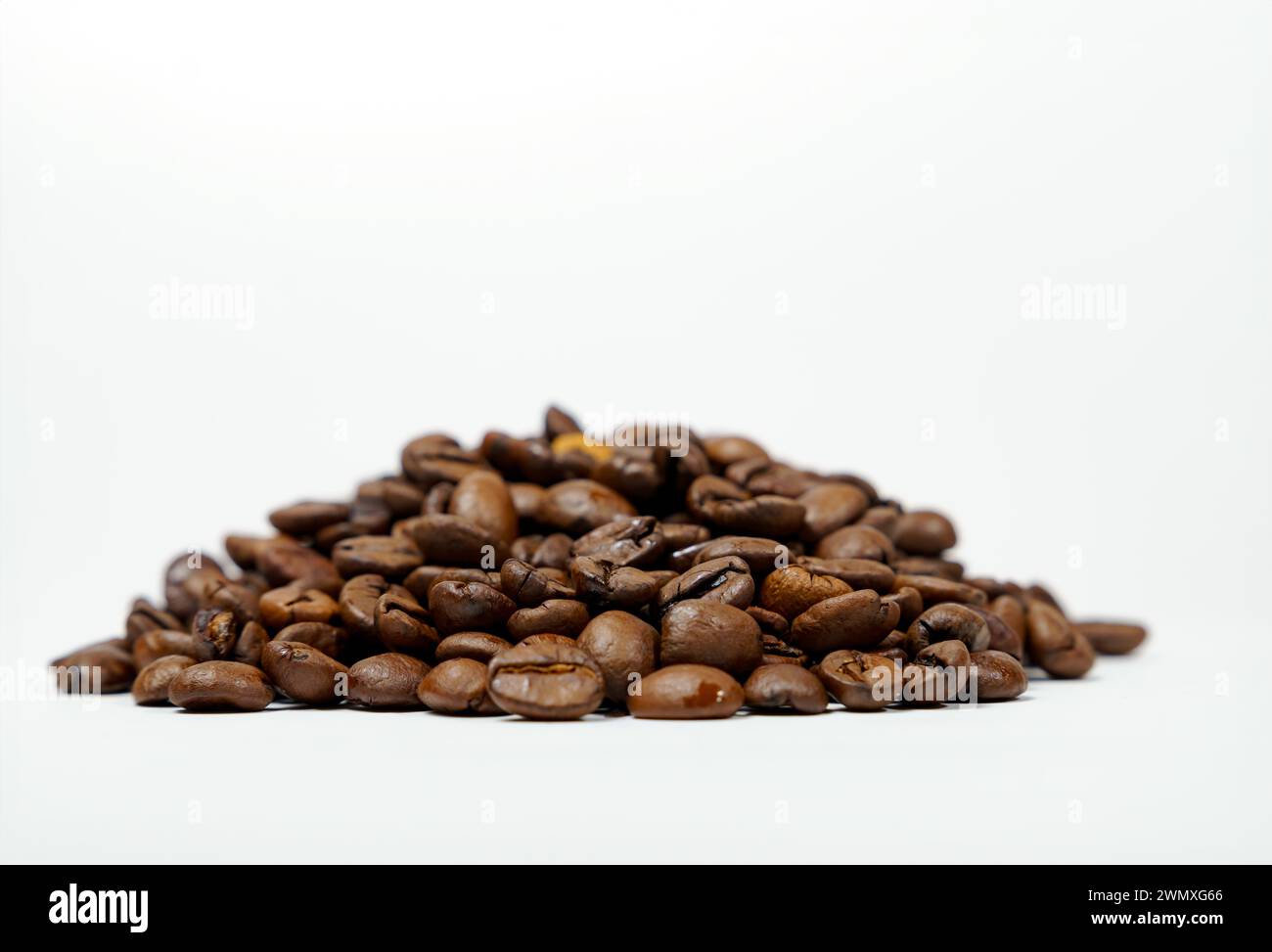 Mucchio di chicchi di caffè isolati su sfondo bianco e spazio di copia Foto Stock